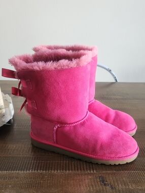 UGG Hot Pink Sheepskin Boots with Back Bows Wmens Sz 6